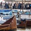 Migranten stehen an einem Hafen auf Lampedusa.