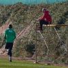 Stefan Reuter hat beim FCA-Trainingslager in Alicante alles im Blick.