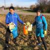 Gemeinsam mit Rainer Huber (links) und anderen enthusiastischen Saubermachern ist Markus Kratzer in und um Biberbach unterwegs. Fündig werden sie immer.