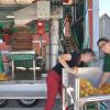 Christian und Heike Dreier betreiben die mobile Mostpresse,
bei der die Kunden ihre Äpfel direkt abgeben und auf den daraus gepressten Saft warten.