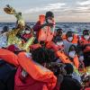 Das schlechte Gewissen der europäischen Wohlstandsgesellschaften: Migranten aus Afrika auf einem überfüllten Schlauchboot vor der libyschen Küste.