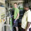 Nach dem schweren Erdbeben 2010 auf Haiti spendete Grünbeck zwei Wasseraufbereitungsanlagen. Grünbeck-Mitarbeiter warten die Geräte regelmäßig vor Ort.