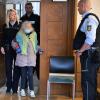 Edith S. wird in Schwäbisch Gmünd in den Gerichtssaal geführt. Die 86-Jährige ist unter anderem wegen Mordes angeklagt. 