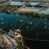 Zwei Lifte ziehen Besucherinnen und Besucher in Thannhausen über das Wasser.