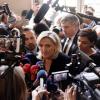 Marine Le Pen, ehemalige Parteivorsitzende der rechtsextremen französischen Partei Rassemblement National, wird in Paris von Reportern umringt.