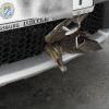 Eine Ente hat sich Kühlergrill eines Autos verfangen. Sie hat den Unfall wohl ohne schweren Verletzungen überlebt.