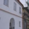 Weiße Fassade: Das Strauß-Haus hebt sich farblich von der Umgebung ab.