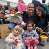 Glückliche Kinder und Mütter: (von links vorne) Emily (2 Jahre) und ihre Freundin Samira (4 Jahre) mit ihren Mamas Jenny McClure und Sandra Schenk haben allerlei Spielzeug gefunden.
