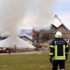 In Kempten brennt eine Biogasanlage. Die Feuerwehr kämpft gegen die Flammen.