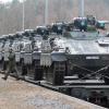Transportlogistik zu Abschreckungszwecken: Bundeswehr Schützenpanzer des Typs Marder werden für den Einsatz im Nalitikum verladen.