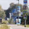 Seit Wochen stellen sich die Kandidaten für Landtag und Bezirkstag auf den Plakaten im Landkreis - wie hier in Leipheim - vor. 