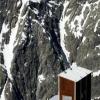       Brise Bergluft  Auch auf dem Mont Blanc muss man gelegentlich - Eine mobile Toilette auf 3167 Metern Höhe ist da genau richtig. Doch das WC in luftigen Höhen soll nicht nur Bergsteiger erleichtern, sondern vor allem die Umwelt schützen, der menschliche Exkremente ziemlich zu schaffen machen.