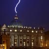 Der Vatikan fuhr beim Kauf einer Luxusimmobilie Millionen-Verluste ein. Jetzt läuft ein Strafprozess, in dem auch der Papst offenbar nicht gut aussieht. 