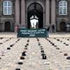 Mit in Reih und Glied aufgestellten Schuhen protestieren dänische Demonstranten vor dem Parlament in Kopenhagen für stärkere Klimaanstrengungen ihrer Regierung.
