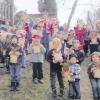 Baarer Kindergartenkinder auf Osterhasensuche im Garten