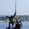 Russland annektierte die ukrainische Halbinsel Krim bereits im Jahr 2014 - im Bild zu sehen die Hafenstadt Sewastopol hinter dem sowjetischen Denkmal «Soldat und Seemann» (Archivbild).