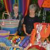 Auch Taschen gibt es aus fairem Handel: Monika Meixner und Marianne Stetter vom Weltladen Weißenhorn zeigten faire Produkte an ihrem Stand. 