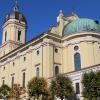 So kennen und mögen die Neuburger ihre Hofkirche: Seit 400 Jahren ziert sie den Karlsplatz in der oberen Altstadt. Diskussionen gab es in der Vergangenheit höchstens einmal über die Farbe der Außenfassade.