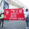 Fußball-Fans protestieren vor einem Spiel der Premier League: «Fans Say No To Fenway's Super Greed - No 'Super' League».
