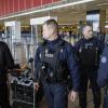 Französische Polizisten einer Spezialeinheit patrouillieren im Flughafen Orly in Paris.