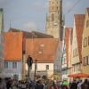 Was gab es da auf dem Altstadtflohmarkt in Nördlingen am Samstag nicht alles zu entdecken: Spielsachen, Kleider, Schuhe, Schmuck, Kunstgegenstände oder Körbe. Gerade am Vormittag war der Flohmarkt sehr gut besucht, die Besucherinnen und Besucher bummelten durch die Straßen. Unser Fotograf Josef Heckl war mit seiner Kamera unterwegs und hat einige Impressionen eingefangen.