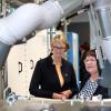 Die Bundesforschungsministerin Anja Karliczek (links) mit der Leiterin der ZSWBatterieforschung Dr. Margret Wohlfahrt-Mehrens.