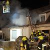 Etwa 70 Feuerwehrleute waren am Samstagabend bei einem Wohnhausbrand in Aislingen im Löscheinsatz.