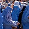 Frauen in Burkas warten in Kabul auf Lebensmittelrationen.
