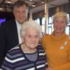Betty Heider feierte beim Seniorennachmittag der Stadt Bobingen ihren 90. Geburtstag. Dazu gratulierten Bürgermeister Bernd Müller und Mary Falkenberg (rechts). 