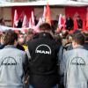 Manroland-Mitarbeiter demonstrieren in Augsburg für ihre Jobs.