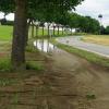 So sah der Radweg zwischen Todtenweis und der Lutz-Siedlung in Aindling Ende Juni aus. Vom südlich gelegenen Acker wurden Wasser- und Schlammmassen auf den Geh- und Radweg geschwemmt. Dieser wurde vorübergehend gesperrt. Die Überschwemmungen im Gemeindegebiet waren nun auch Thema im Gemeinderat.