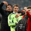 Bayern-Torwart Manuel Neuer (M) hält den entscheidenden Elfmeter, Mario Gomez (l) und Toni Kroos (r) bedanken sich. Foto: Roland Weihrauch dpa