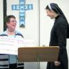 Abschiedsfeier: Schwester Gudrun vom Kinderheim Baschenegg erhielt eine letzte Spende vom Katholischen Frauenbund Au, der sich aufgelöst hat. Foto: zg
