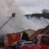 Lichterloh gebrannt hat am Montagmittag das Wohnhaus eines alten landwirtschaftlichen Anwesens im Harburger Stadtteil Brünsee. Über dem Ort stand eine große Rauchwolke.