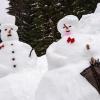 Ein Schneemann und eine Schneefrau stehen vor einem Haus im Regen. Woher kommt die Faszination? 