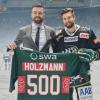 Maximilian Horber (links) überreichte vor dem Spiel Thomas Holzmann ein eigens angefertigtes Trikot. Es war der 500. DEL-Einsatz von Holzmann.