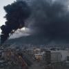 Dichter schwarzen Rauch steigt auf aus brennenden Containern im Hafen von Iskenderun in der Türkei.