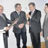 Josef Schneid (2. von links) erhält von Ortsvorsitzendem Gottfried Hänsel die Ehrung zum Ehrenvorstandsmitglied; daneben Festredner Bundestags-Vizepräsident Eduard Oswald und MdB Ulrich Lange.