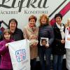 Erfolgreiche „Solibrot Aktion“ Katholischen Frauenbundes Hausen und der Bäckerei Lifka in Dillingen (von links): Doris Heinisch, Evi Hornung mit Tochter Katharina, Rosi Kolmberger, Monika Voit, Roswitha Furch und Helga Lifka. 