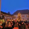 Der romantische Weihnachtsmarkt auf Schloss Kronburg sorgt für besinnliche Stimmung.