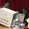 Hongkonger Wahlhelfer leeren eine Urne. Bei den Bezirkswahlen in der chinesischen Sonderverwaltungszone gibt es eine Rekordbeteiligung von 71 Prozent.