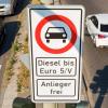 Fahrverbotsschild für Fahrzeuge mit Diesel-Motor bis Euro5.