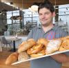 Rainer Scharold, Juniorchef der traditionsreichen Bäckerei Scharold, verfolgt mit seiner Schaubackstube im Friedberger Stadtteil Derching ein spezielles Konzept.