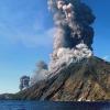 Rauchschwaden steigen während des Ausbruchs vom Vulkan Stromboli auf.
