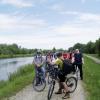 Eine vom Begegnungsland organisierte Tour mit Elektrorädern führte an der Wertach zwischen Bobingen und Wehringen entlang.  	