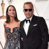 Christine Baumgartner (l) und Kevin Costner kommen zur 94. Verleihung der Academy Awards in Hollywood (2022).