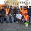 Die 15 Helfer der Bewegung Ahmadiyya Muslim Jamaat reinigten den Marienplatz von den Überbleibseln der Silvesternacht.