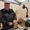Alois Reiter zeigt an seinem Stand, was man aus Holz alles machen kann. Der Hobby-Drechsler aus Mörslingen präsentiert auf der Landkreis-Ausstellung nicht nur seine Maschine, sondern auch einige Schalen und Deko-Artikel, die er zum Teil auf der Messe selbst fertigt. 