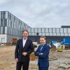 Im Sommer soll es im neuen Institutsgebäude losgehen: Stefan Reh und Wolfgang Hehl stehen vor dem Neubau des Deutschen Zentrums für Luft- u. Raumfahrt. 