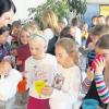 Milch für alle: Die Schulkinder der Bellenberger Lindenschule bekamen bei der Präsentation der Aktion Schulmilch natürlich einen Becher voll. 